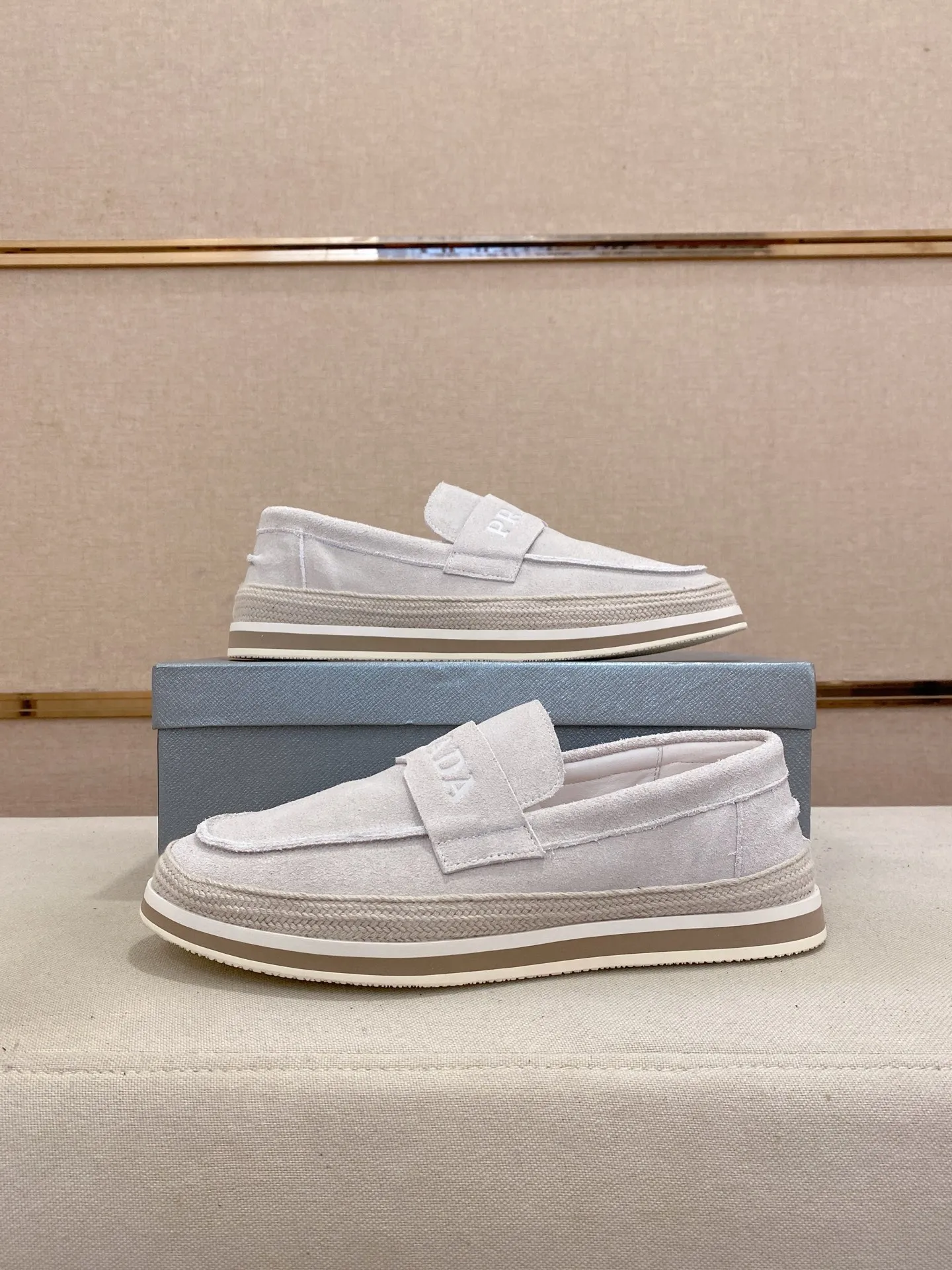 Men's shoes 💰 480💰 ✔️✔️✔️Top high version High-quality new PRADA (Prada) counters are launched at the same time. The new men's shoes and 😘fabrics are purely handmade in Niujing. Lining: Full cowhide lining. 👍🏿High-end☄️Open-molded non-slip rubber outsole, exquisite lines, simple and elegant, comfortable and high-end for leisure travel. Code number: 38-44. Can be customized45